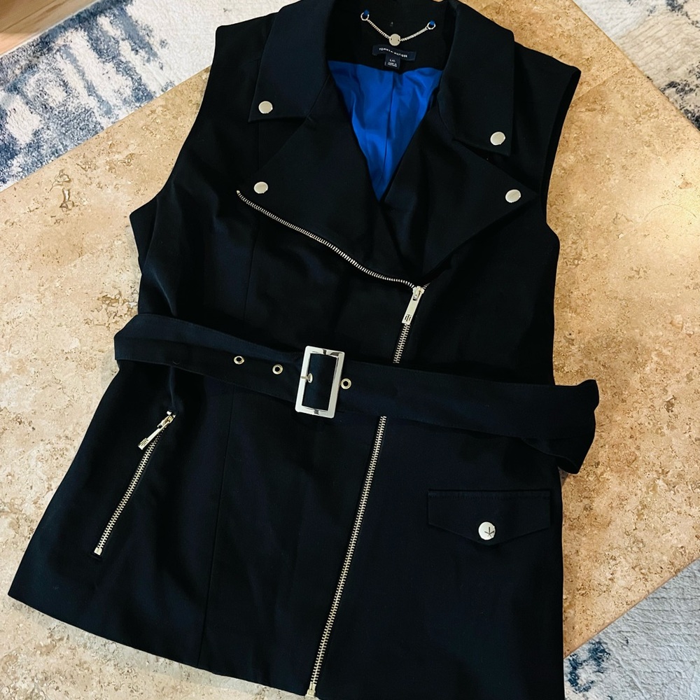 NWOT Tommy Hilfiger Top Tier Black and Blue Motto Style Vest Size L WITH belt!